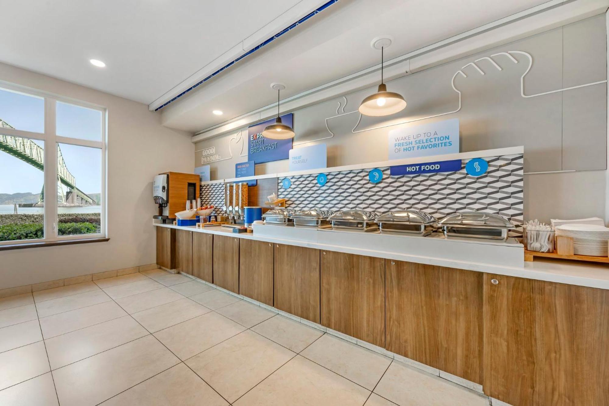 Holiday Inn Express Hotel & Suites Astoria By Ihg Экстерьер фото